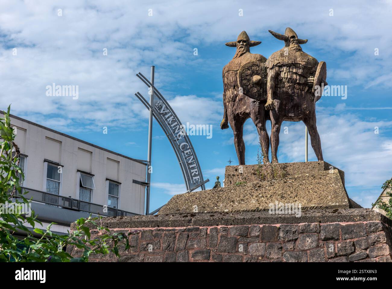 Une statue de deux personnages avec des paniers sur le dos devant le centre commercial Viking Banque D'Images