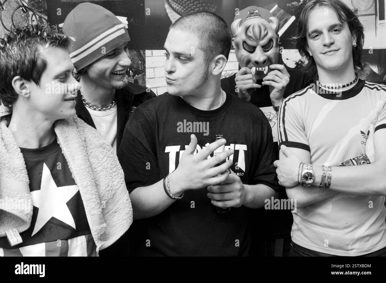 THE KENNEDY SOUNDTRACK, TV APPEARANCE, 2002 : groupe de rock gallois The Kennedy Soundtrack, The PopFactory à Porth, pays de Galles, Royaume-Uni le 13 octobre 2002. Photo : ROB WATKINS. INFO : originaire des vallées du sud du pays de Galles, la bande originale Kennedy mélange un mélange de styles pour former leur propre son unique. Prenant à l’origine de l’influence du hip hop et des mouvements rock alternatifs des années 1990, ils se sont coupés les dents en jouant les légendaires TJ’s à Newport. En sortant leur album « Tale of 2 Cities » en 2002, ils ont été nominés pour le meilleur nouveau venu aux Kerrang Awards et ont remporté le prix des meilleurs nouveaux arrivants aux Welsh Music Awards Banque D'Images