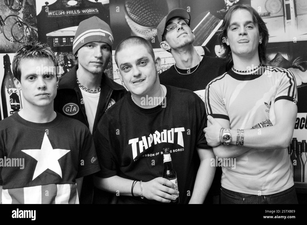 THE KENNEDY SOUNDTRACK, TV APPEARANCE, 2002 : groupe de rock gallois The Kennedy Soundtrack, The PopFactory à Porth, pays de Galles, Royaume-Uni le 13 octobre 2002. Photo : ROB WATKINS. INFO : originaire des vallées du sud du pays de Galles, la bande originale Kennedy mélange un mélange de styles pour former leur propre son unique. Prenant à l’origine de l’influence du hip hop et des mouvements rock alternatifs des années 1990, ils se sont coupés les dents en jouant les légendaires TJ’s à Newport. En sortant leur album « Tale of 2 Cities » en 2002, ils ont été nominés pour le meilleur nouveau venu aux Kerrang Awards et ont remporté le prix des meilleurs nouveaux arrivants aux Welsh Music Awards Banque D'Images