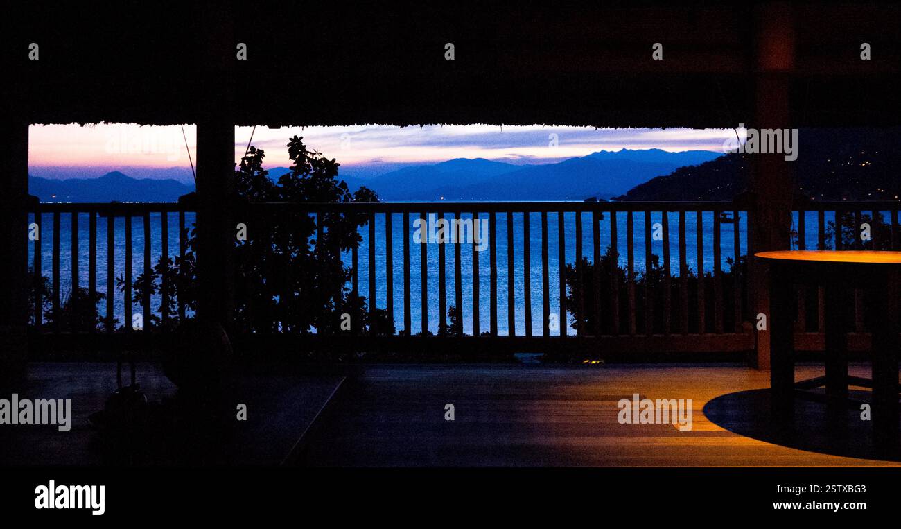 Coucher de soleil depuis le balcon d'une petite villa en bois Banque D'Images