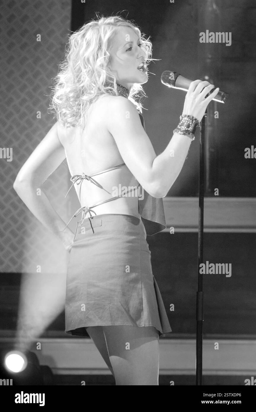 La chanteuse pop galloise LUCY CARR (ex-danseuse petite amie de PETER STRINGFELLOW) à The popfactory d'ITV à Porth, dans le sud du pays de Galles, mai 27 2003. Photographie : ROB WATKINS. INFO : Lucy Carr (née en 1976) est une chanteuse et mannequin britannique, connue pour son apparition dans Passport to the Sunk de la BBC. La première artiste a signé un contrat avec Lickin' Records en 2002, elle a sorti son premier single, Missing You, qui a atteint la 28e place du UK Singles Chart. En juillet 2003, elle sort son deuxième single, This Is Goodbye. Il atteint la 41e place du UK Singles Chart. Banque D'Images