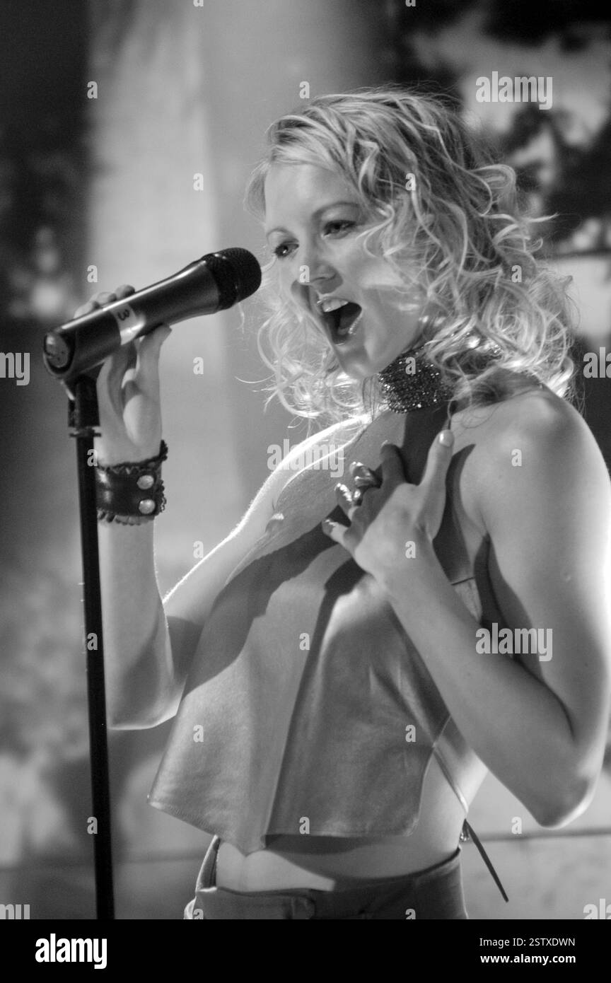 La chanteuse pop galloise LUCY CARR (ex-danseuse petite amie de PETER STRINGFELLOW) à The popfactory d'ITV à Porth, dans le sud du pays de Galles, mai 27 2003. Photographie : ROB WATKINS. INFO : Lucy Carr (née en 1976) est une chanteuse et mannequin britannique, connue pour son apparition dans Passport to the Sunk de la BBC. La première artiste a signé un contrat avec Lickin' Records en 2002, elle a sorti son premier single, Missing You, qui a atteint la 28e place du UK Singles Chart. En juillet 2003, elle sort son deuxième single, This Is Goodbye. Il atteint la 41e place du UK Singles Chart. Banque D'Images