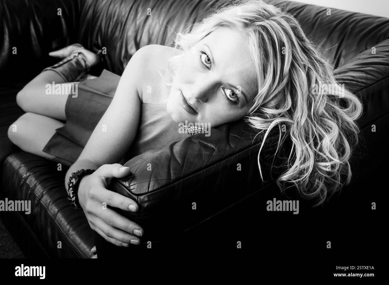 La chanteuse pop galloise LUCY CARR (ex-danseuse petite amie de PETER STRINGFELLOW) à The popfactory d'ITV à Porth, dans le sud du pays de Galles, mai 27 2003. Photographie : ROB WATKINS. INFO : Lucy Carr (née en 1976) est une chanteuse et mannequin britannique, connue pour son apparition dans Passport to the Sunk de la BBC. La première artiste a signé un contrat avec Lickin' Records en 2002, elle a sorti son premier single, Missing You, qui a atteint la 28e place du UK Singles Chart. En juillet 2003, elle sort son deuxième single, This Is Goodbye. Il atteint la 41e place du UK Singles Chart. Banque D'Images