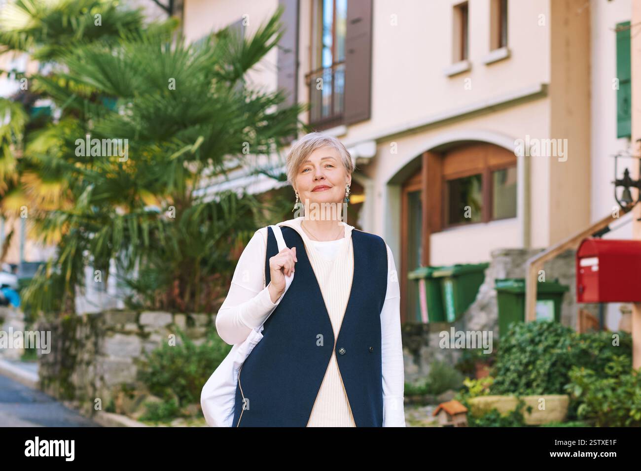 Portrait extérieur de belle femme d'âge moyen de 55 - 60 ans Banque D'Images