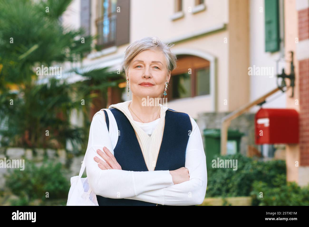 Portrait extérieur de belle femme d'âge moyen de 55 - 60 ans Banque D'Images