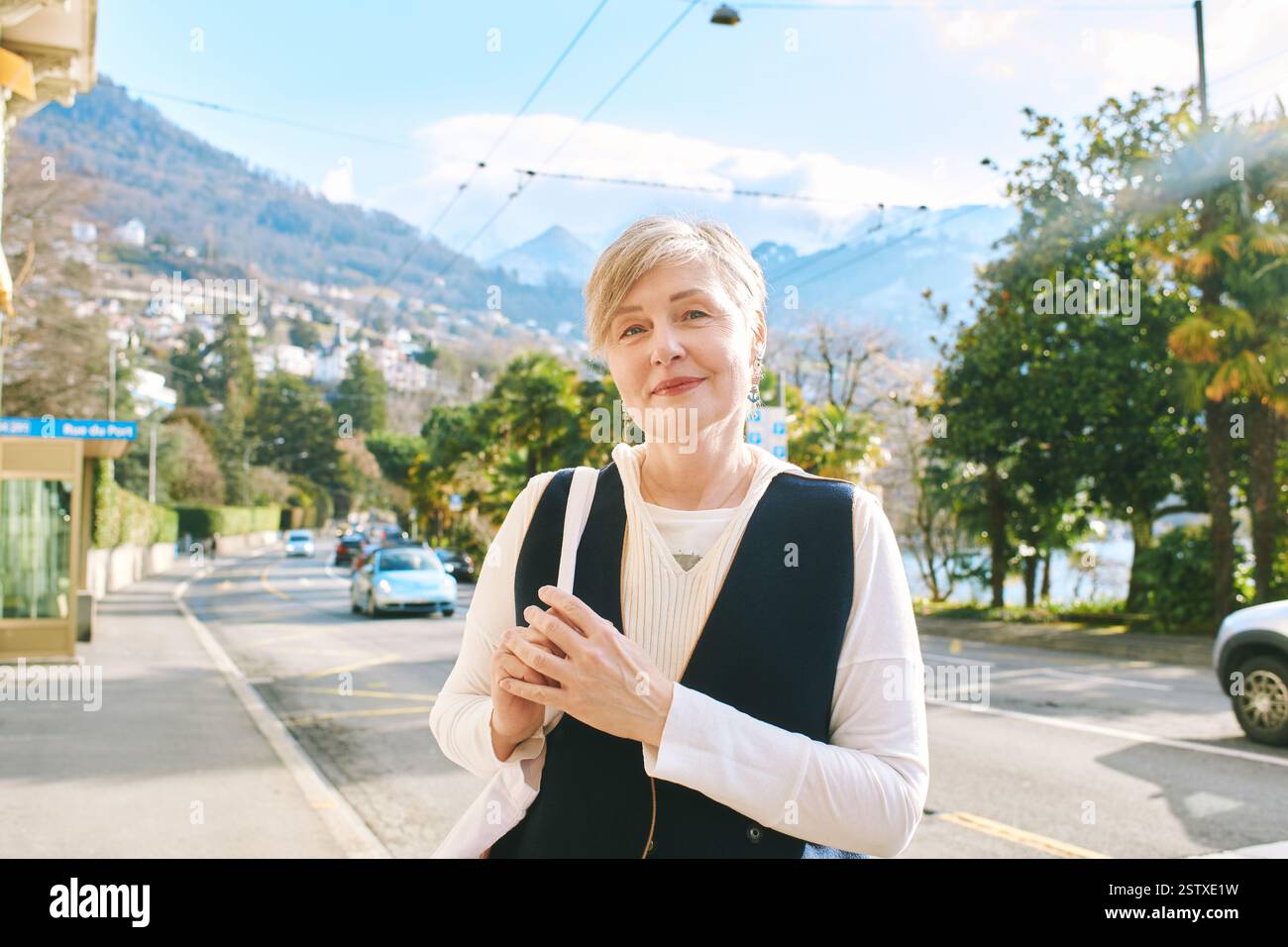 Portrait extérieur d'une femme heureuse d'âge moyen de 55 - 60 ans, image prise à Montreux, Suisse Banque D'Images