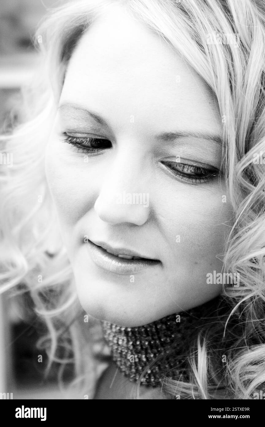 La chanteuse pop galloise LUCY CARR (ex-danseuse petite amie de PETER STRINGFELLOW) à The popfactory d'ITV à Porth, dans le sud du pays de Galles, mai 27 2003. Photographie : ROB WATKINS. INFO : Lucy Carr (née en 1976) est une chanteuse et mannequin britannique, connue pour son apparition dans Passport to the Sunk de la BBC. La première artiste a signé un contrat avec Lickin' Records en 2002, elle a sorti son premier single, Missing You, qui a atteint la 28e place du UK Singles Chart. En juillet 2003, elle sort son deuxième single, This Is Goodbye. Il atteint la 41e place du UK Singles Chart. Banque D'Images