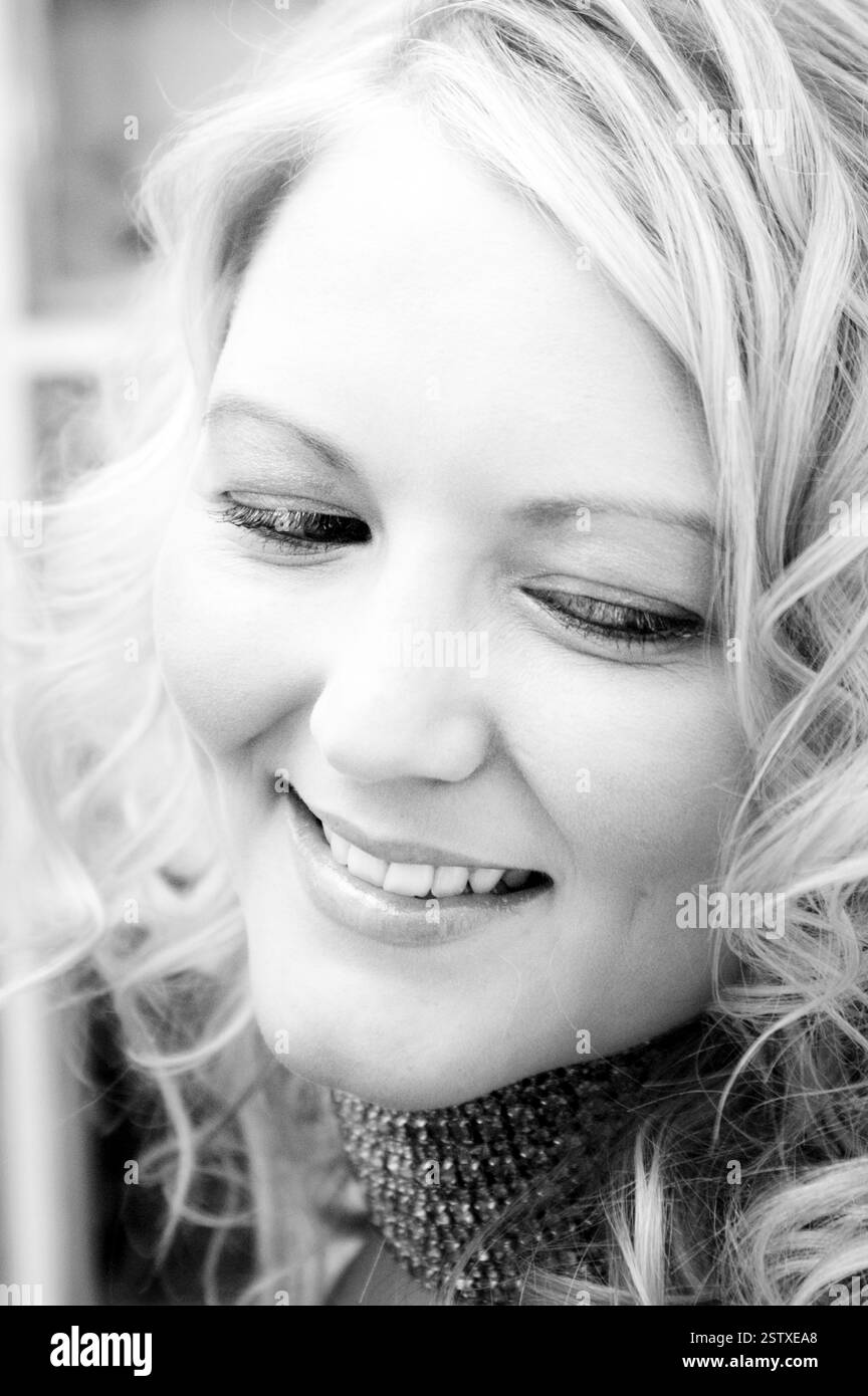 La chanteuse pop galloise LUCY CARR (ex-danseuse petite amie de PETER STRINGFELLOW) à The popfactory d'ITV à Porth, dans le sud du pays de Galles, mai 27 2003. Photographie : ROB WATKINS. INFO : Lucy Carr (née en 1976) est une chanteuse et mannequin britannique, connue pour son apparition dans Passport to the Sunk de la BBC. La première artiste a signé un contrat avec Lickin' Records en 2002, elle a sorti son premier single, Missing You, qui a atteint la 28e place du UK Singles Chart. En juillet 2003, elle sort son deuxième single, This Is Goodbye. Il atteint la 41e place du UK Singles Chart. Banque D'Images