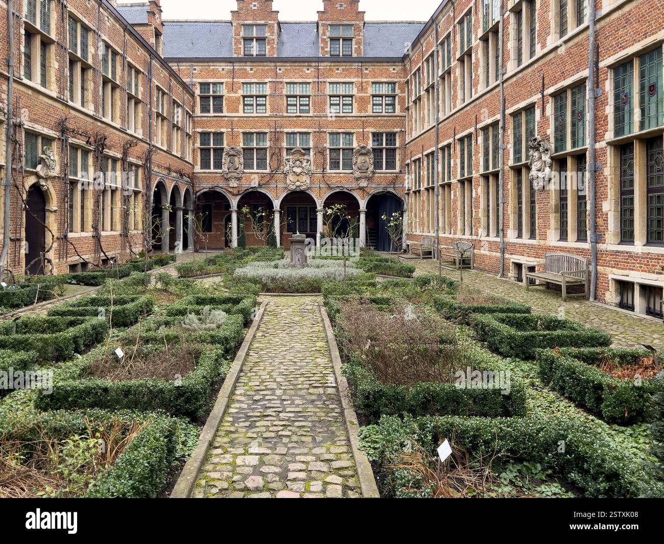 Le jardin formel du 16c dans la cour du Musée Plantin-Moretus de l'imprimerie au Vrijdagmarkt à Anvers, Belgique Banque D'Images