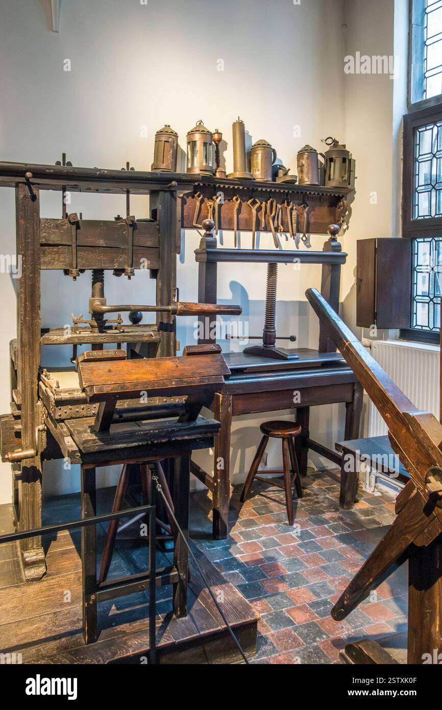 La plus ancienne imprimerie du monde (vers 1600), dont deux subsistent dans l'atelier d'impression original du Musée Plantin-Moretus d'Anvers Banque D'Images