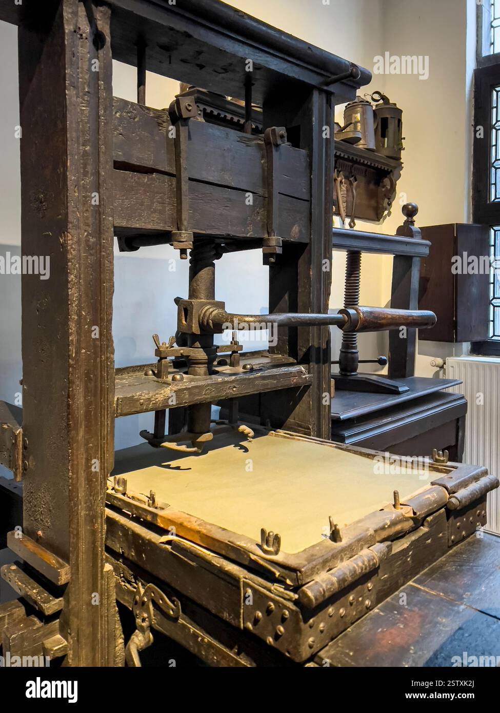 La plus ancienne imprimerie du monde (vers 1600), dont deux subsistent dans l'atelier d'impression original du Musée Plantin-Moretus d'Anvers Banque D'Images