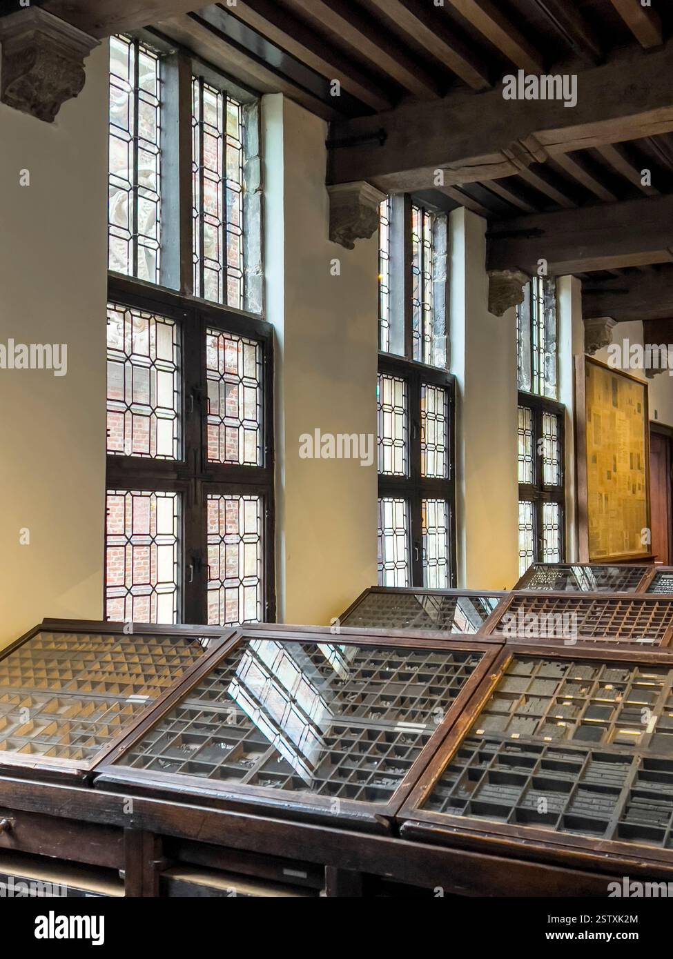 Plateaux de caractères dans l'atelier d'impression 16c original et intact du Musée Plantin-Moretus à Anvers, Belgique Banque D'Images