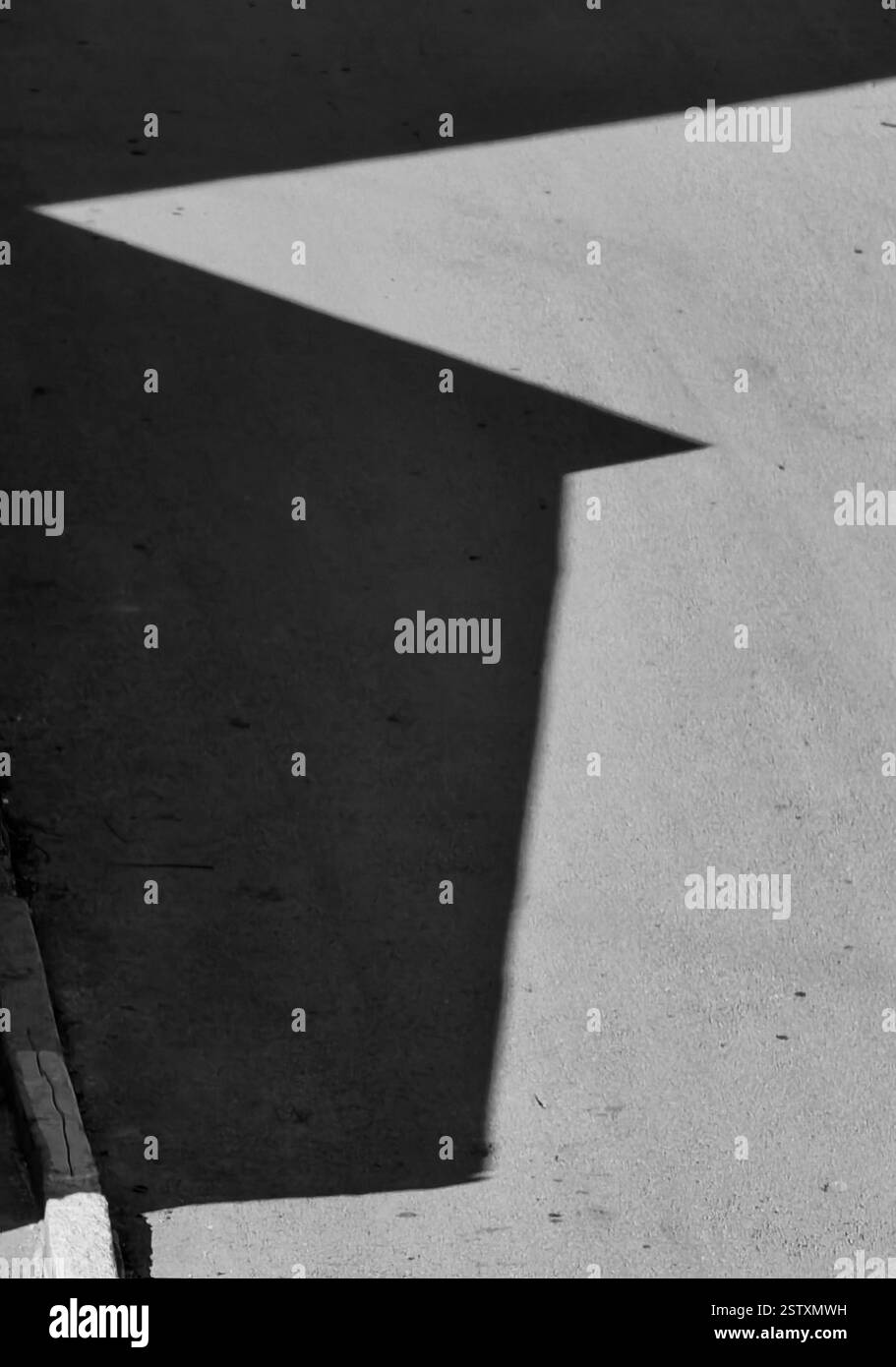Architectural Shadow Play sur asphalte Banque D'Images