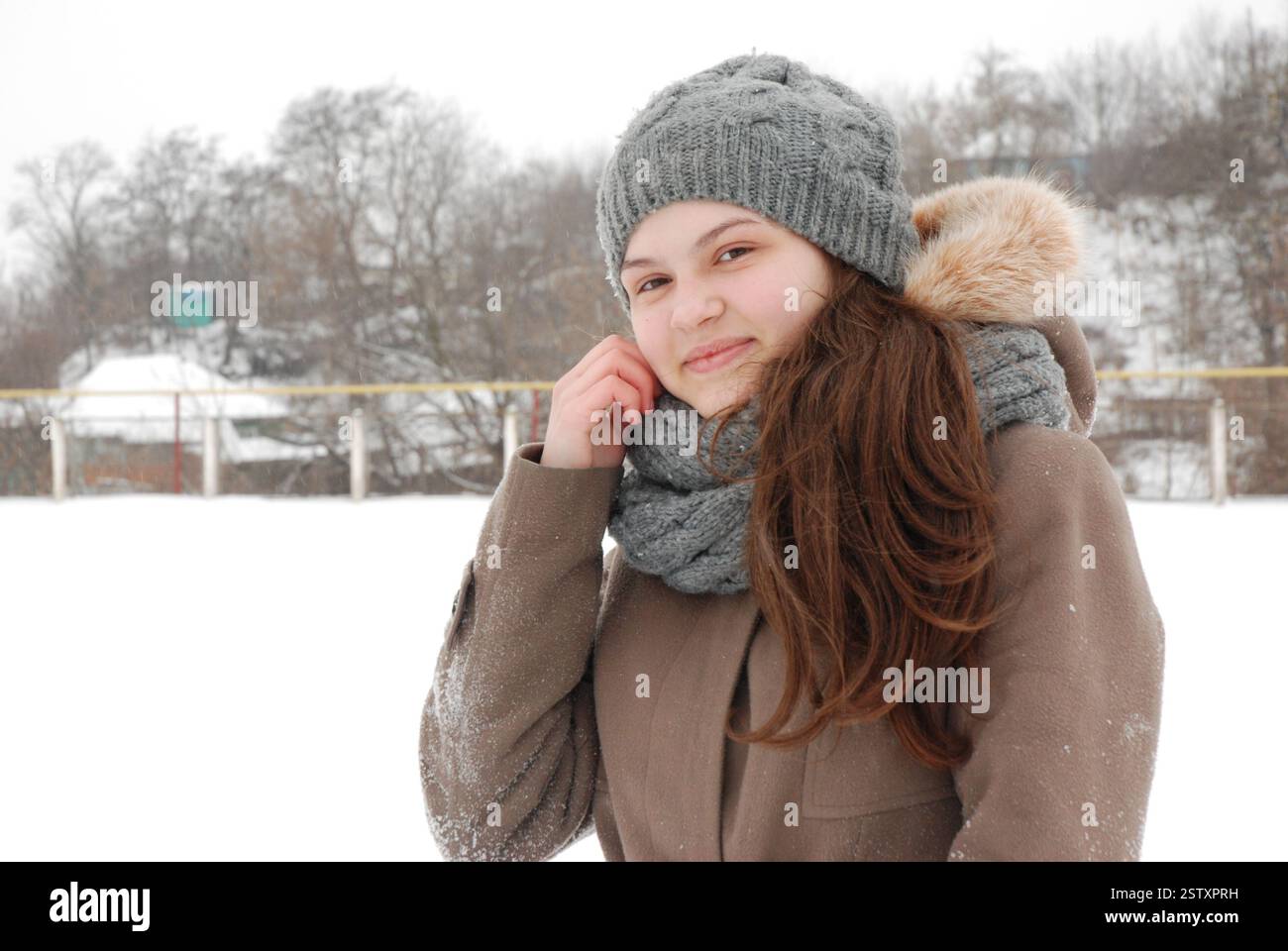 Mode hivernale et plaisir de plein air enneigé avec femme souriante dans des vêtements chauds. Banque D'Images