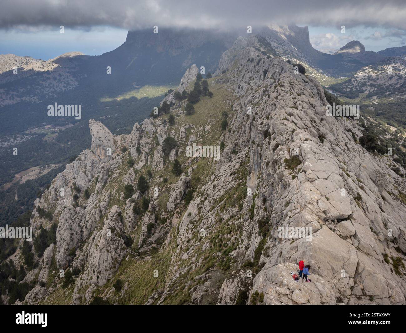 Alpinistes sur le bord de son Torrella sierra Banque D'Images