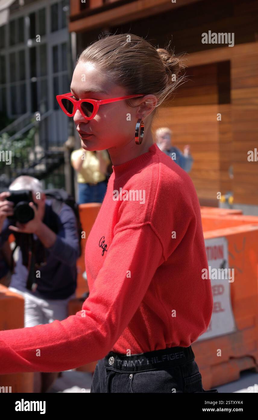 La mannequin Gigi Hadid porte un pull rouge personnalisé et des lunettes de soleil assorties lorsqu'elle quitte son appartement à East Village le 31 2017 mai à New York Banque D'Images