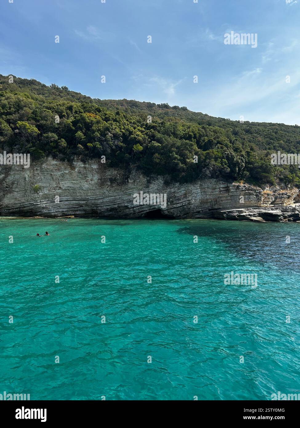 Paradis caché : eaux cristallines et grottes isolées, une escapade côtière sereine - Image de stock capturée avec un smartphone