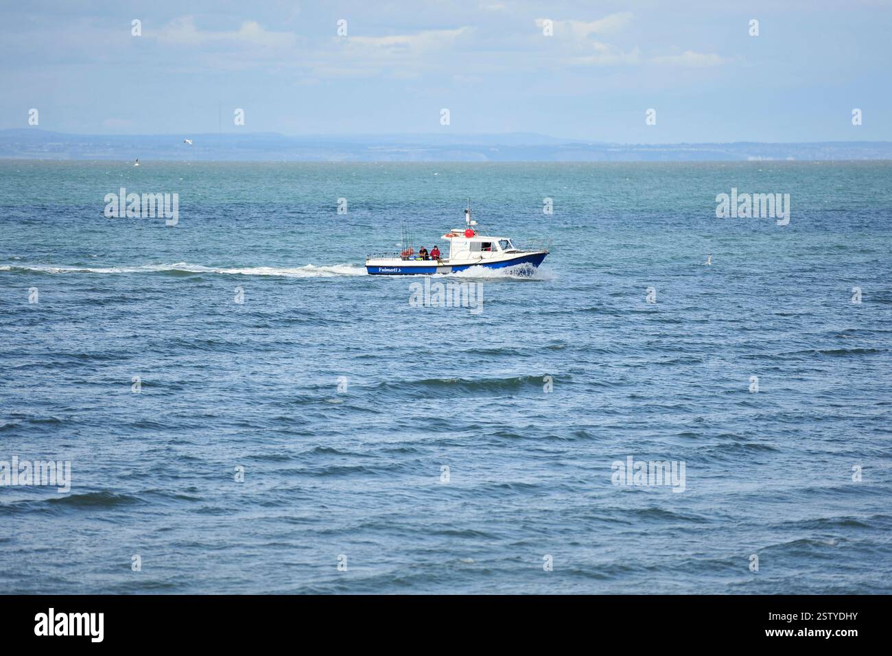 Bateau de pêche sportive en mer au large de la côte de Cornouailles Banque D'Images