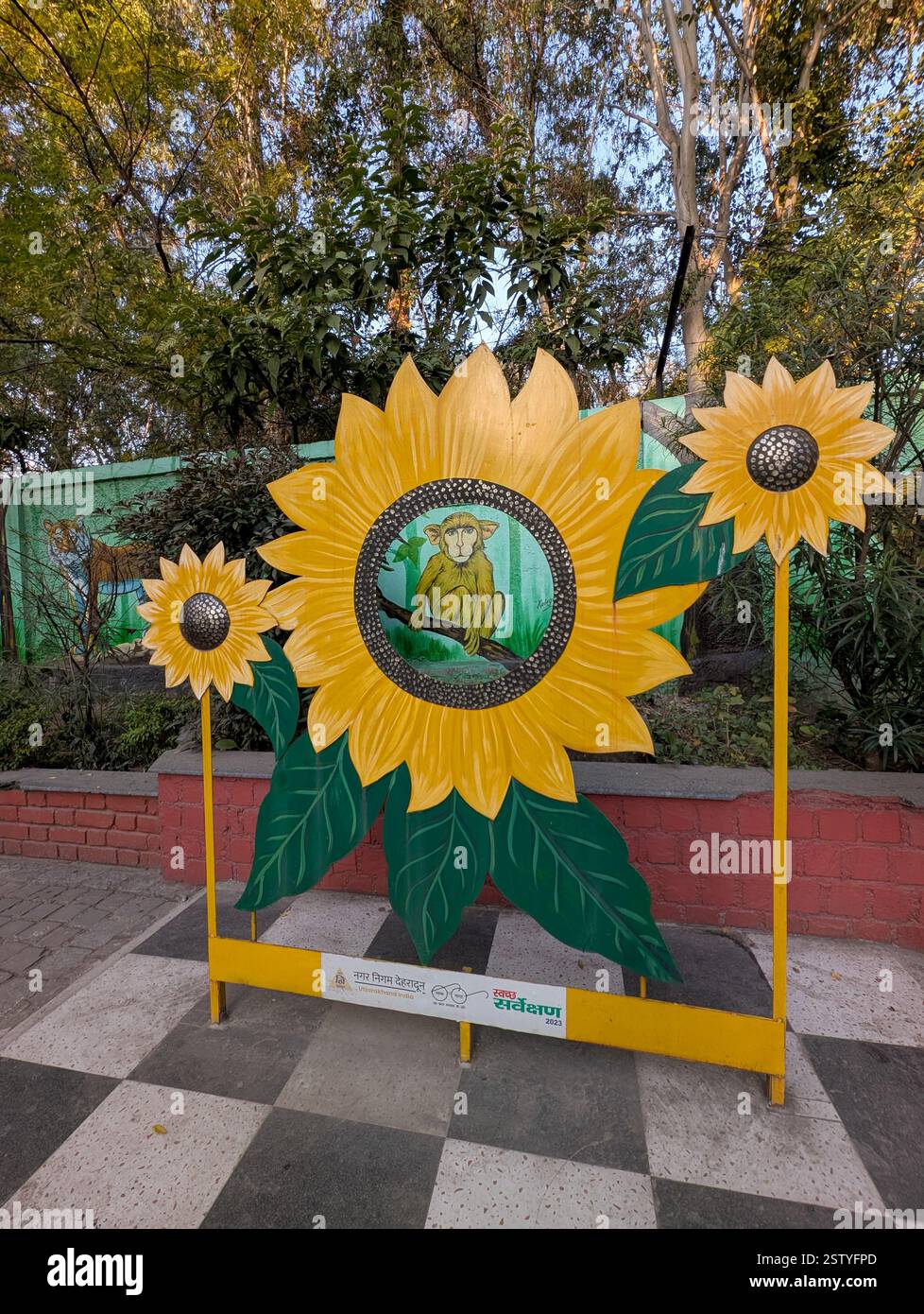 Feb15th2025 Dehradun Uttarakhand Inde. Un point de selfie en bord de route sur Rajpur Road avec un thème de la faune et de l'environnement naturel à Dehradun, Uttarakhand, Banque D'Images