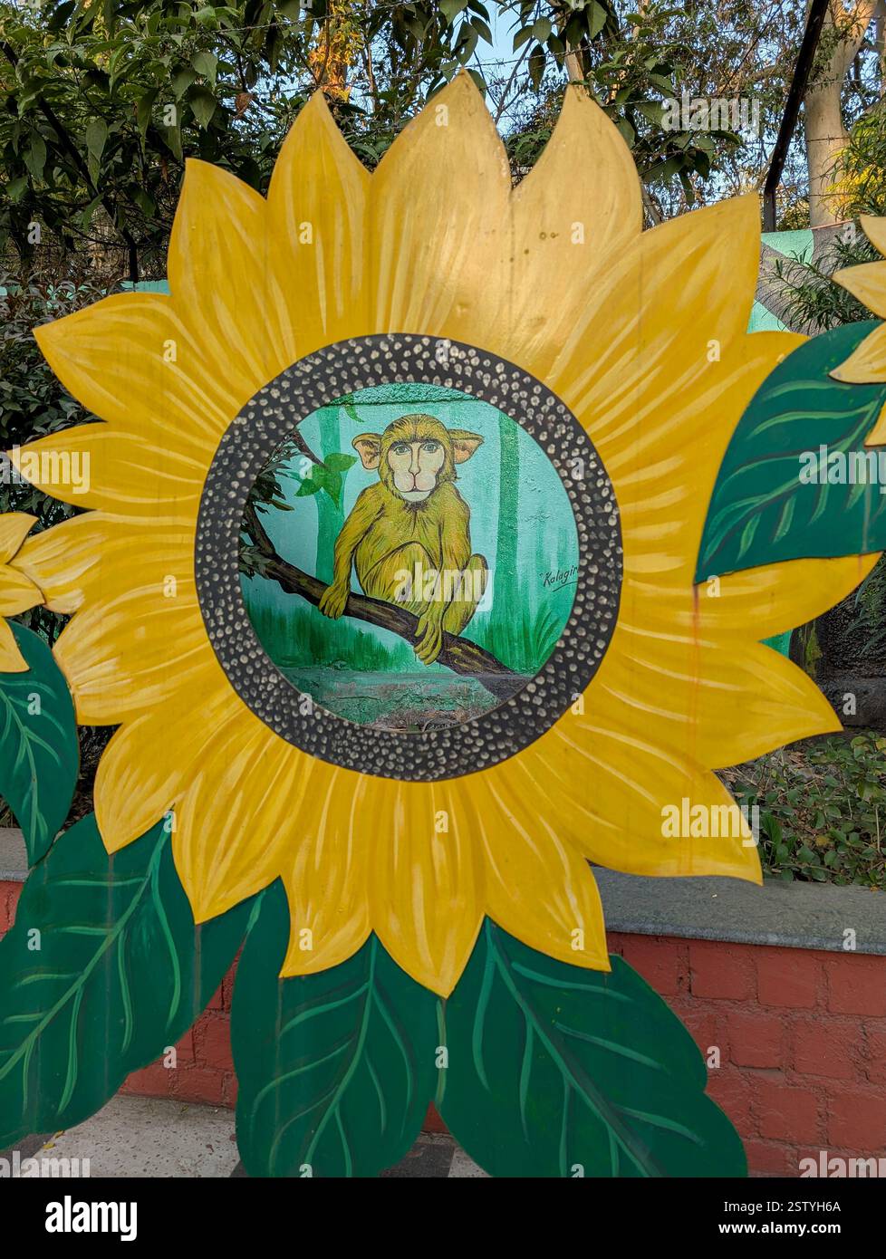 Feb15th2025 Dehradun Uttarakhand Inde. Un point de selfie en bord de route sur Rajpur Road avec un thème de la faune et de l'environnement naturel à Dehradun, Uttarakhand, Banque D'Images