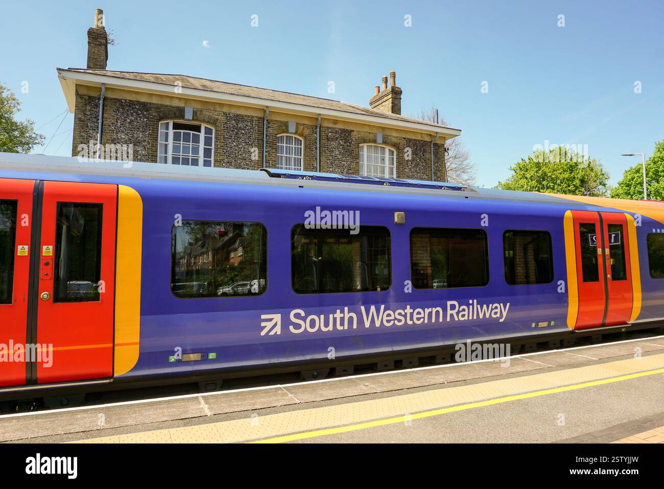 Micheldever, Hampshire Angleterre 26 avril 2022 - le train du South Western Railway s'arrête à la gare. Service de transport public au Royaume-Uni Banque D'Images