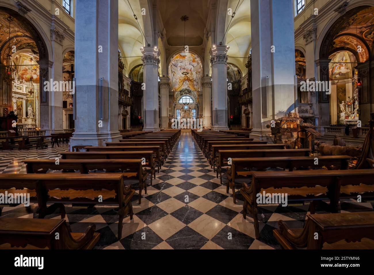 Intérieurs de la cathédrale Santa Maria Annunziata, la principale église catholique de la ville. Nef centrale. Udine, Friuli Venezia Giulia region, Italie. Banque D'Images