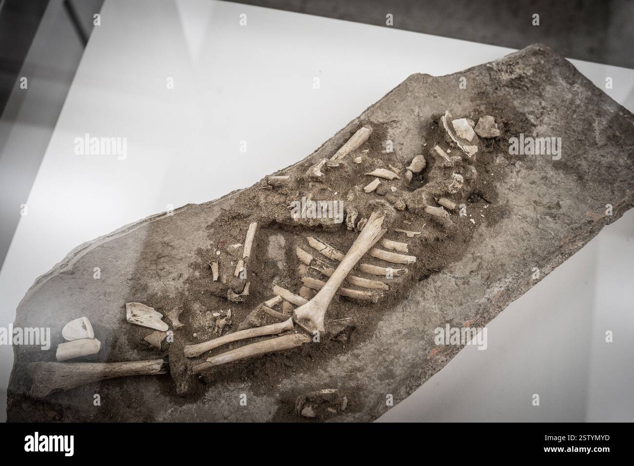 L'enterrement d'enfants dans une amphore Banque D'Images