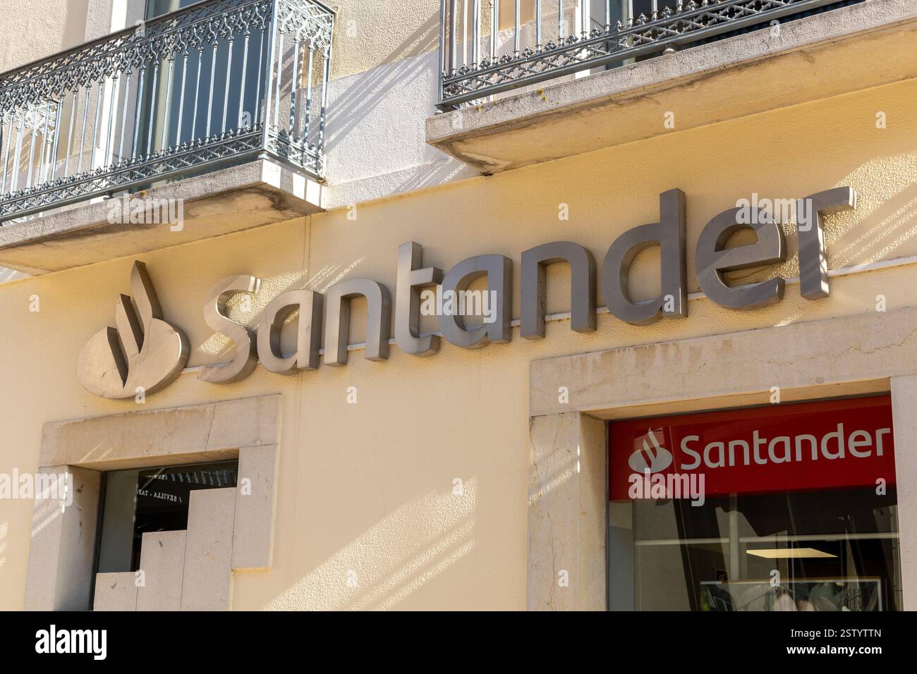 Logo Santander. Anciennement Sovereign Bank, est une banque américaine qui opère comme une filiale à 100 % du groupe espagnol Santander Banque D'Images Logo Santander. Anciennement Sovereign Bank, est une banque américaine qui opère comme une filiale à 100 % du groupe espagnol Santander Banque D'Images