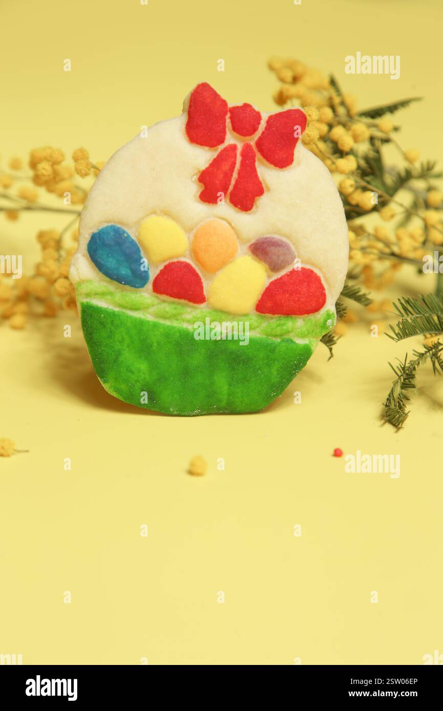 Biscuit au sucre fait à la main doux et beurre, biscuit panier de Pâques maison mignon avec sur le fond jaune printemps Banque D'Images