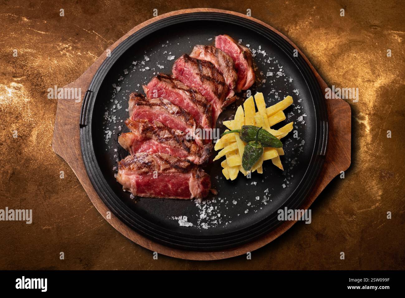 Assiette de bœuf grillé gastronomique avec poivrons et pommes de terre garnis Banque D'Images