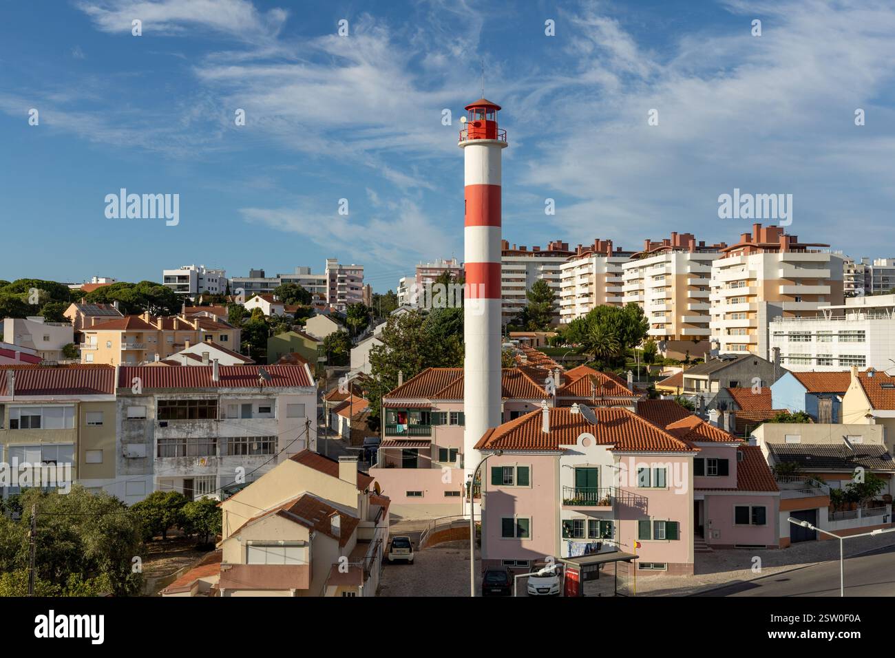 Phare de Farol da Azeda. Le phare d'Azeda est entré en service le 6 juin 1940 à la Quinta da Azeda à Setúbal. Banque D'Images