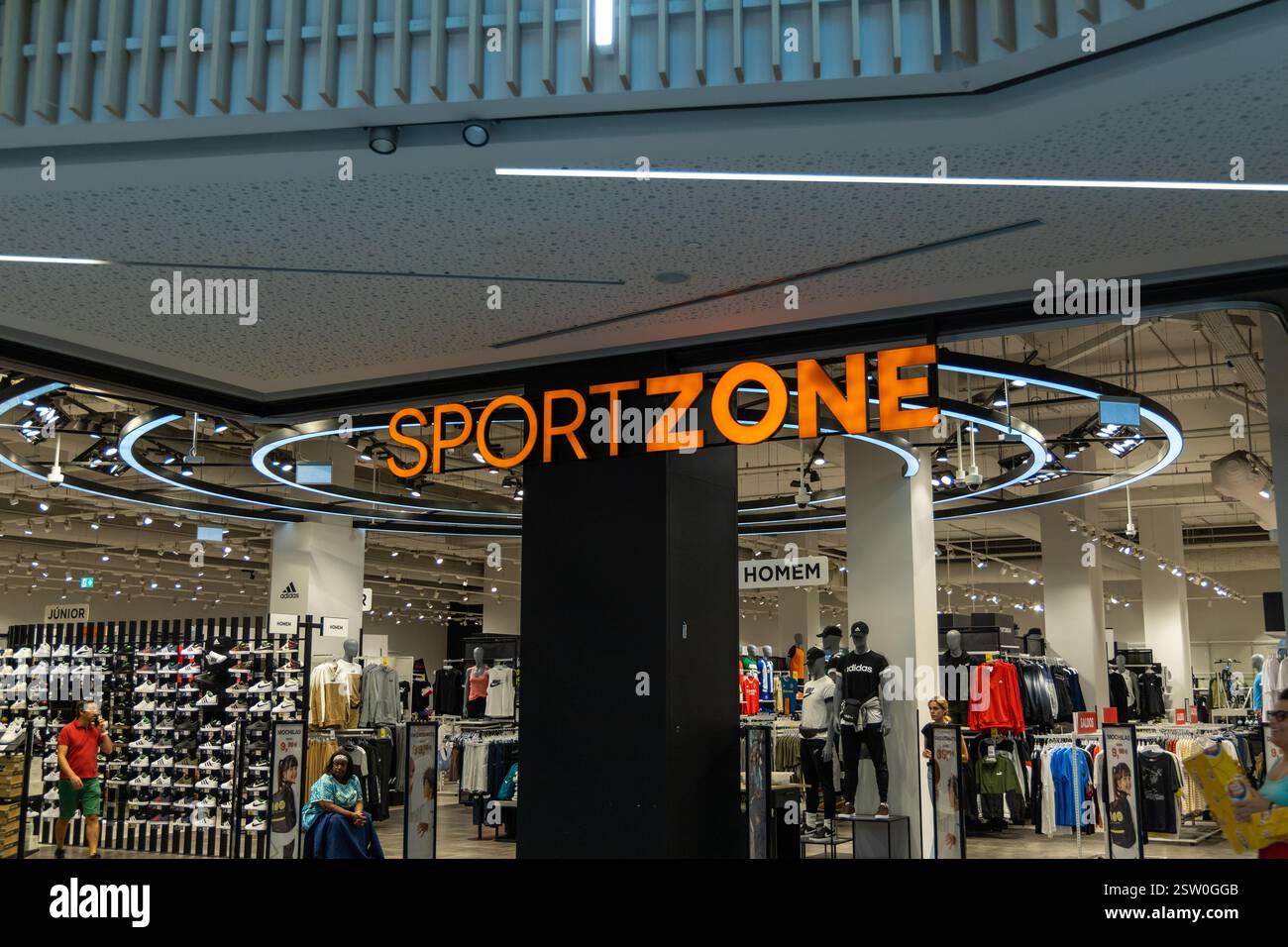 Logo Sportzone au centre commercial Alegro. Sport zone est une marque portugaise de vêtements de sport et d'articles de sport Banque D'Images