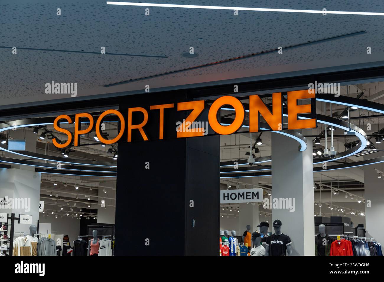 Logo Sportzone au centre commercial Alegro. Sport zone est une marque portugaise de vêtements de sport et d'articles de sport Banque D'Images