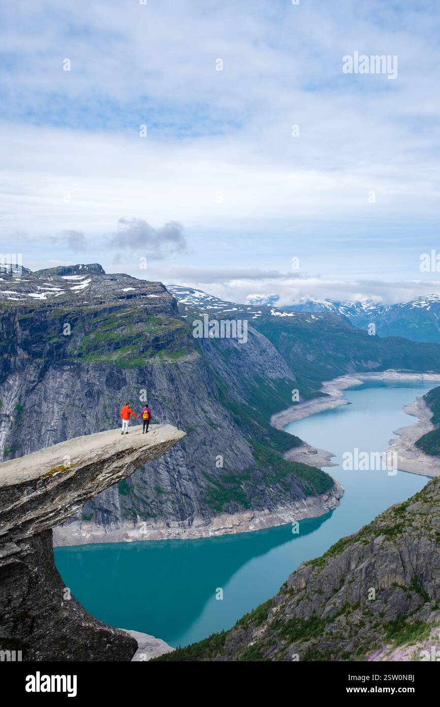 Deux randonneurs sur la falaise de Trolltunga en Norvège Banque D'Images