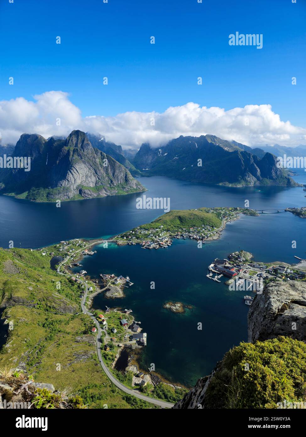 Majestueuse vue côtière de Reine, Norvège par une journée d'été claire Banque D'Images