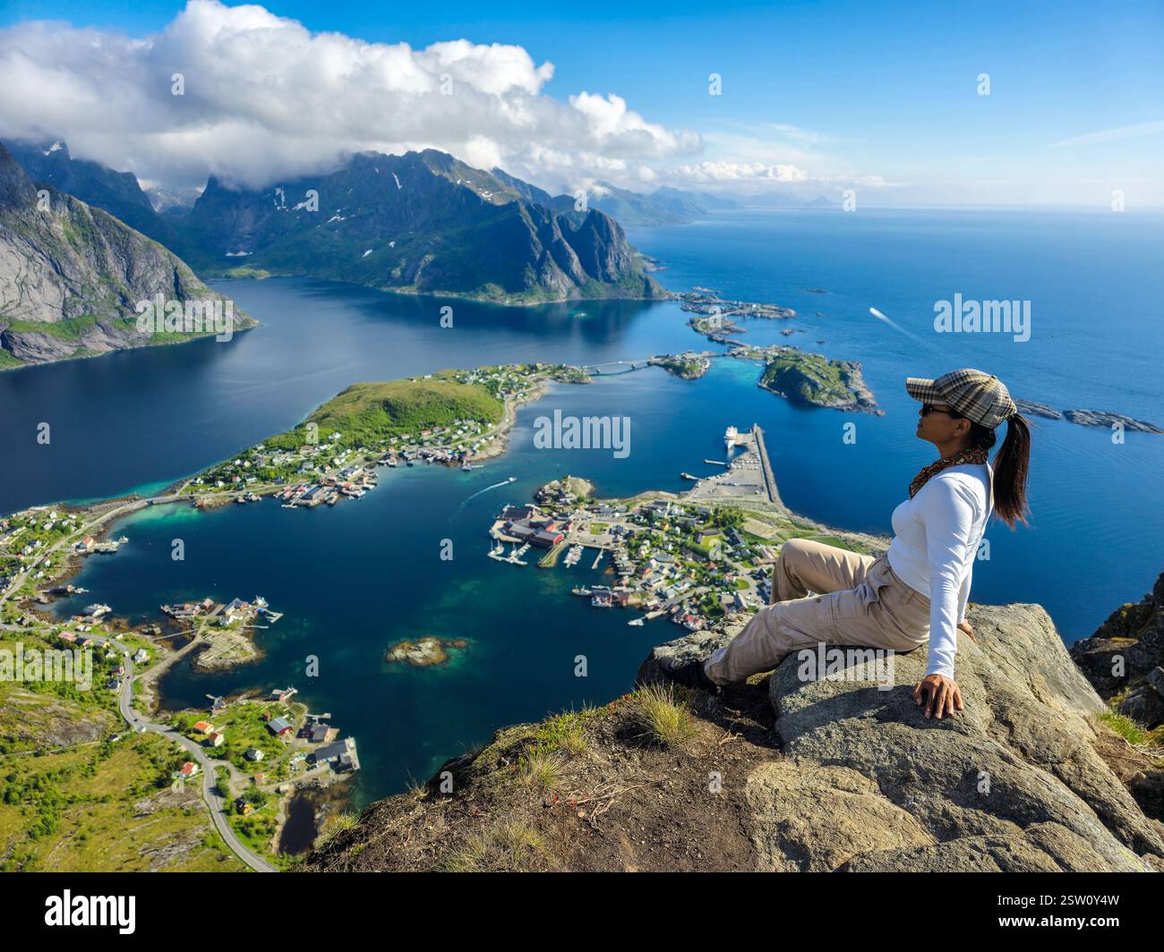 Vue imprenable sur les îles Lofoten en Norvège au lever du soleil avec Adventurer on Summit Banque D'Images