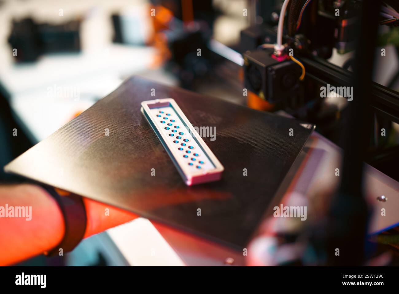 main d'imprimante tenant le prototype imprimé de machine d'impression d'objet 3d projet d'artisanat d'usine à la maison Banque D'Images