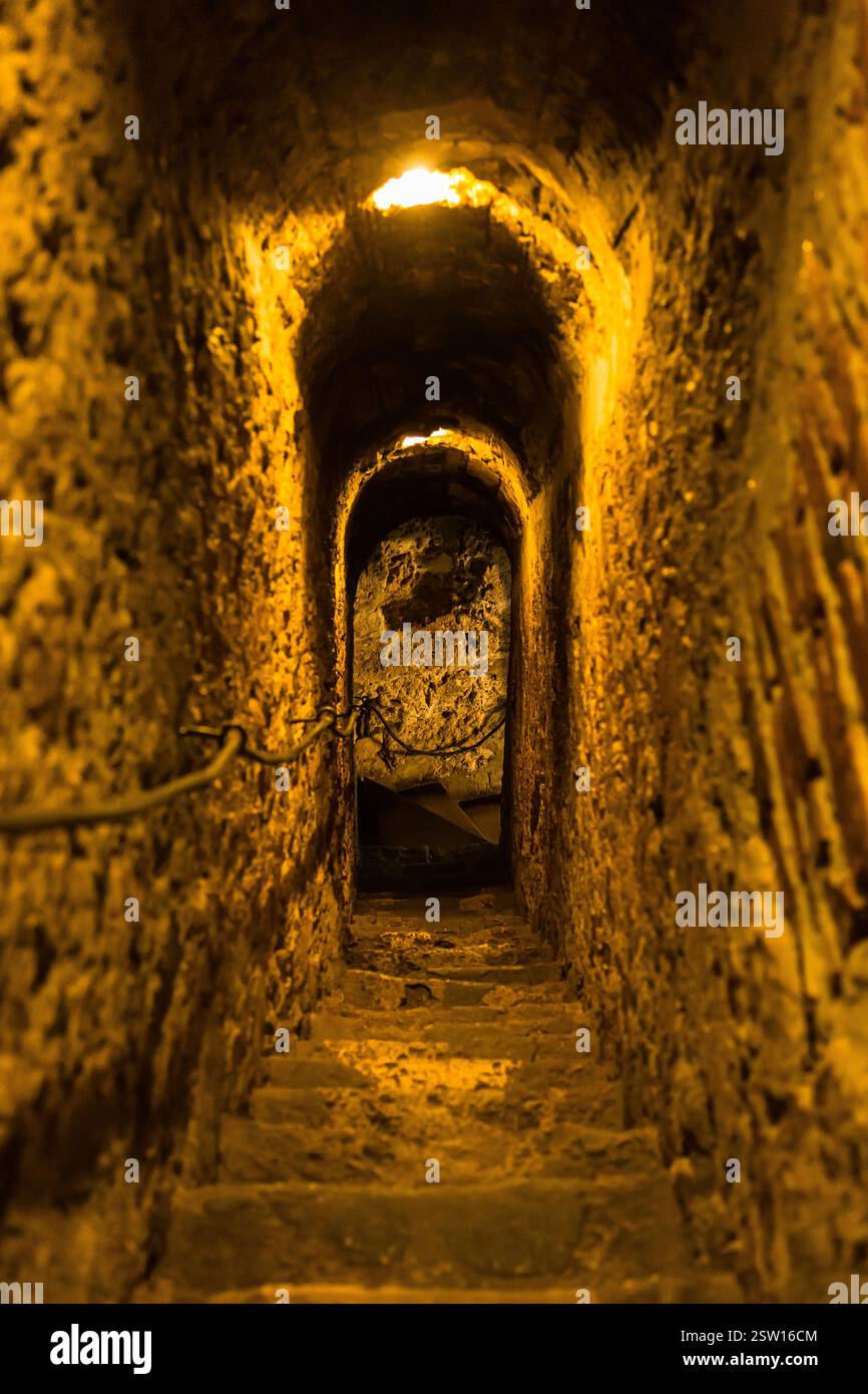 Les escaliers étroits dans le château de Bran Castle, qui est devenu le modèle pour le château de Dracula en Transylvanie, Roumanie Banque D'Images