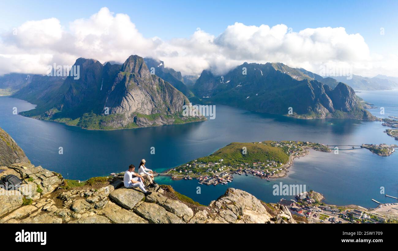 Vue imprenable sur les îles Lofoten depuis Mountain Peak un jour ensoleillé, Reinebringen Lofoten Norvège Banque D'Images