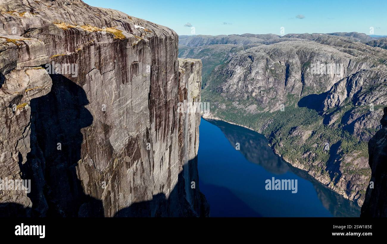Majestueux fjords de Norvège Une vue sereine de Kjerag à l'aube Banque D'Images