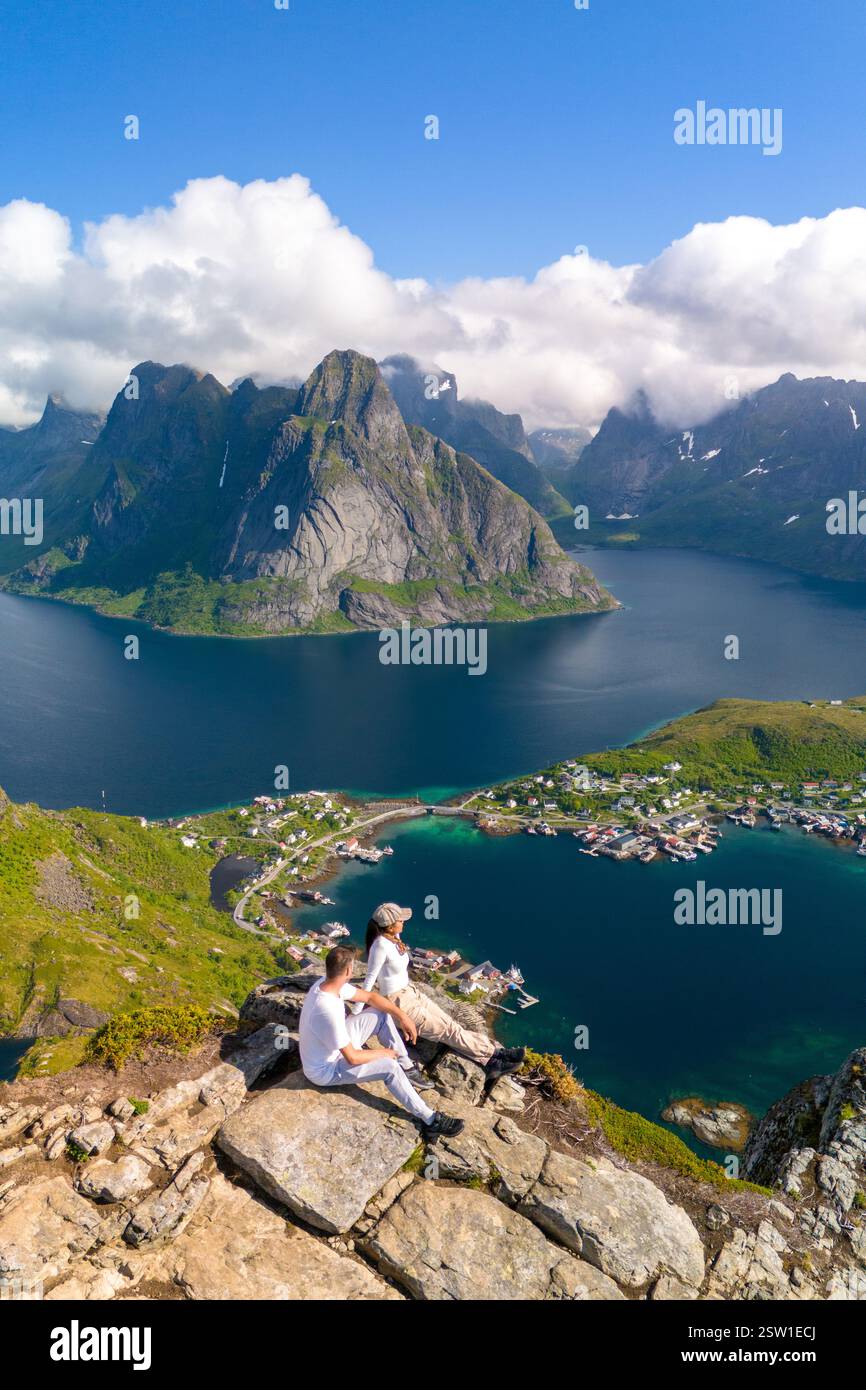 Vue imprenable sur les îles Lofoten en Norvège pendant une journée d'été ensoleillée Banque D'Images