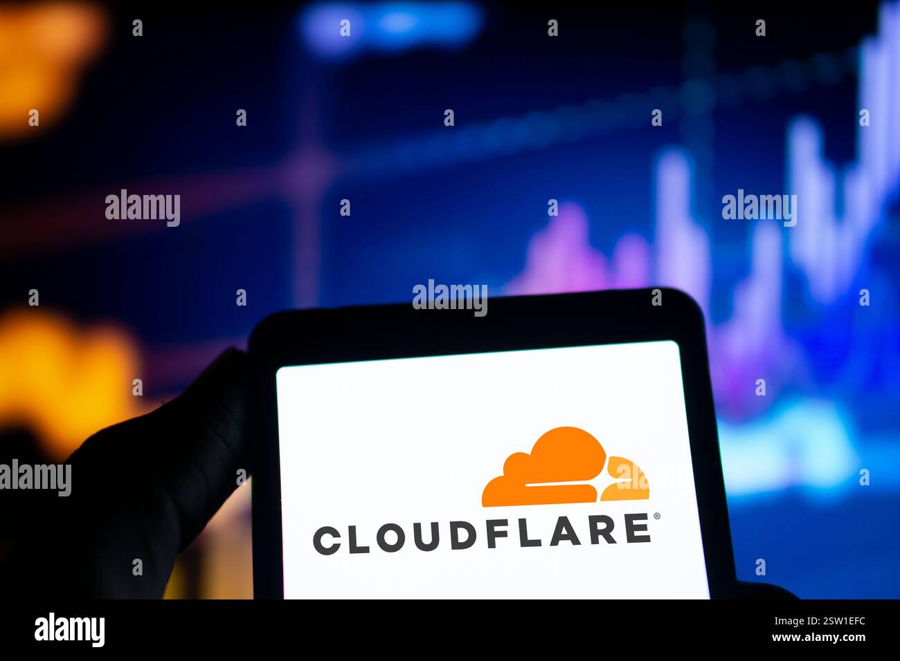 Dhaka, Bangladesh- 05 août 2024 : le logo Cloudflare est affiché sur le smartphone. Cloudflare est une société de technologie basée aux États-Unis offrant un site Web Banque D'Images