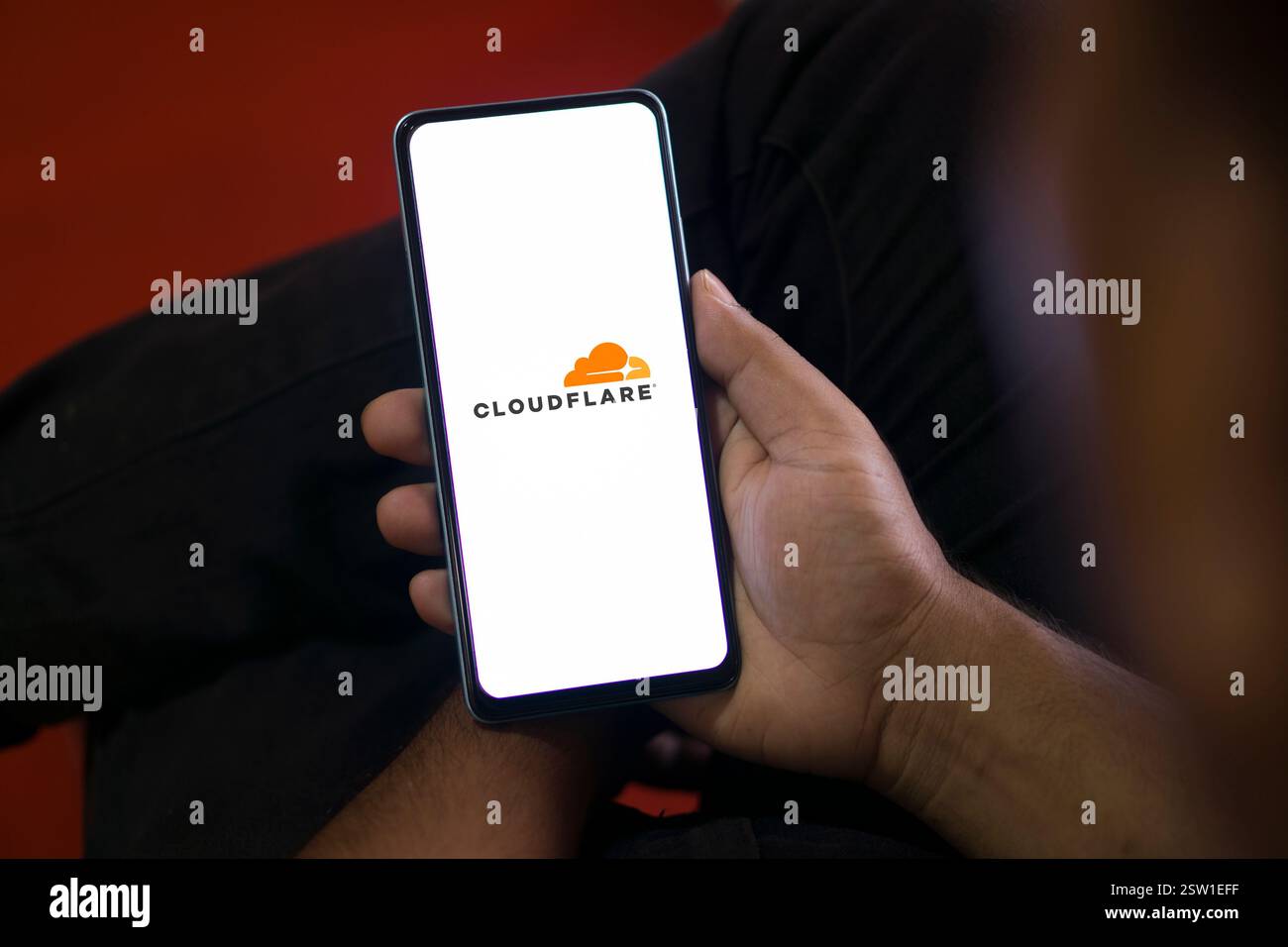 Dhaka, Bangladesh- 05 août 2024 : le logo Cloudflare est affiché sur le smartphone. Cloudflare est une société de technologie basée aux États-Unis offrant un site Web Banque D'Images