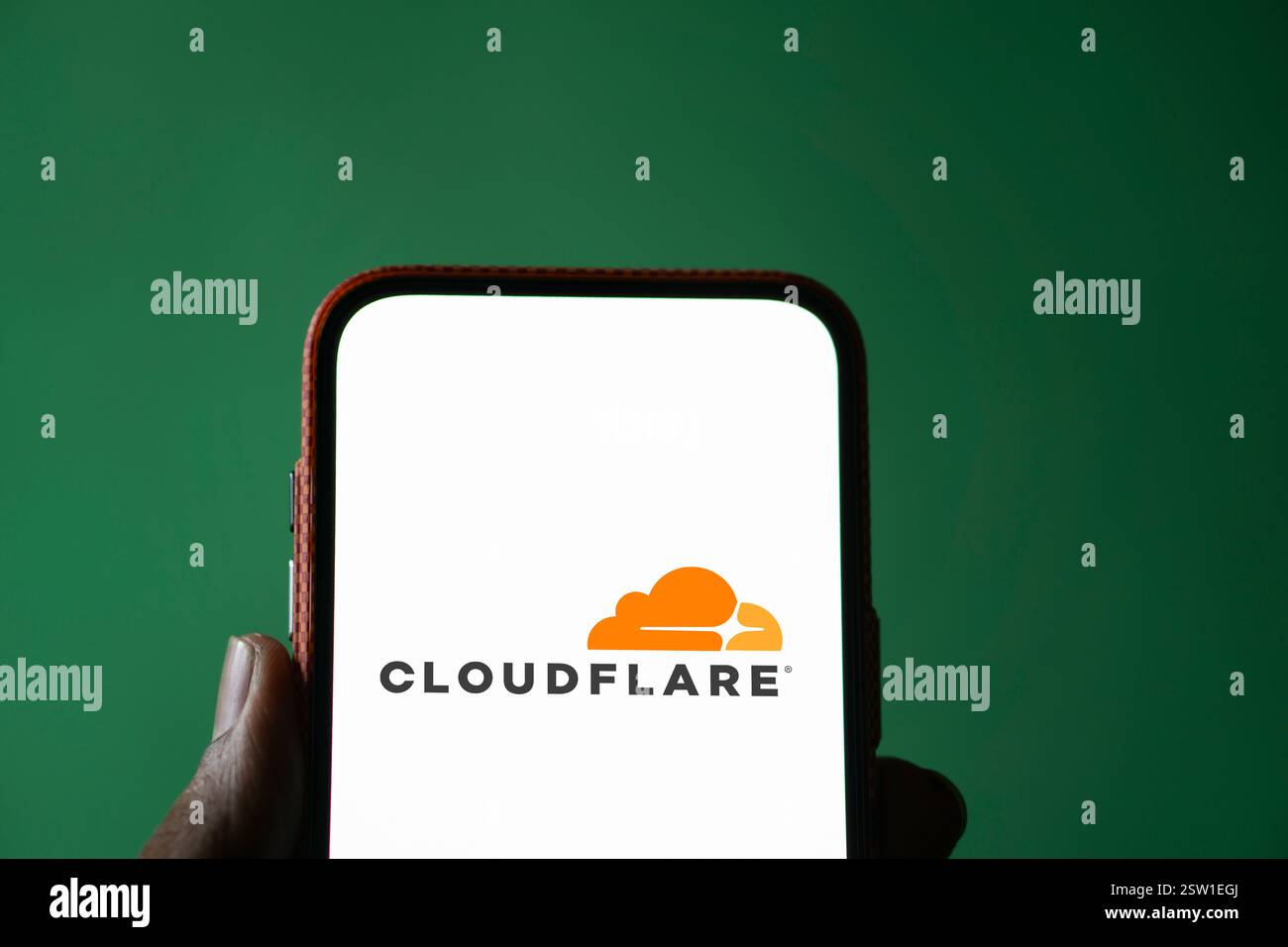 Dhaka, Bangladesh- 05 août 2024 : le logo Cloudflare est affiché sur le smartphone. Cloudflare est une société de technologie basée aux États-Unis offrant un site Web Banque D'Images