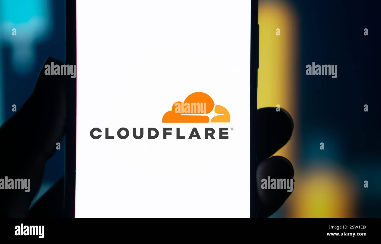 Dhaka, Bangladesh- 05 août 2024 : le logo Cloudflare est affiché sur le smartphone. Cloudflare est une société de technologie basée aux États-Unis offrant un site Web Banque D'Images