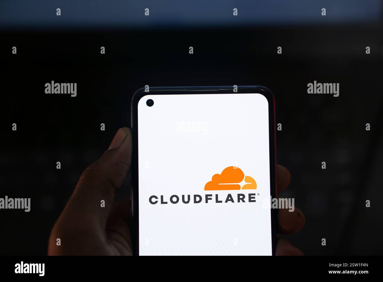 Dhaka, Bangladesh- 05 août 2024 : le logo Cloudflare est affiché sur le smartphone. Cloudflare est une société de technologie basée aux États-Unis offrant un site Web Banque D'Images