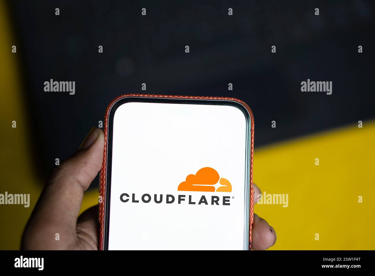 Dhaka, Bangladesh- 05 août 2024 : le logo Cloudflare est affiché sur le smartphone. Cloudflare est une société de technologie basée aux États-Unis offrant un site Web Banque D'Images