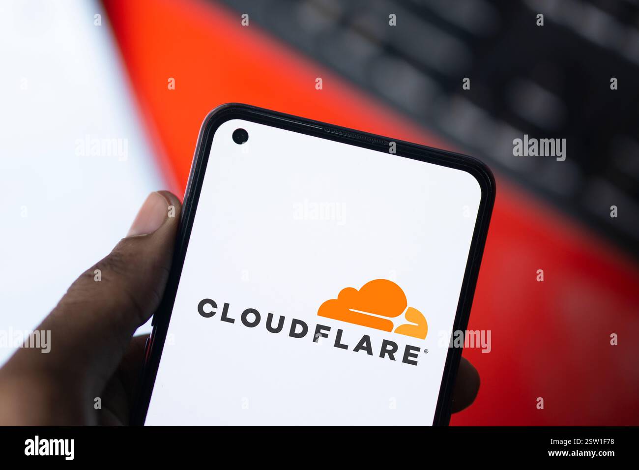 Dhaka, Bangladesh- 05 août 2024 : le logo Cloudflare est affiché sur le smartphone. Cloudflare est une société de technologie basée aux États-Unis offrant un site Web Banque D'Images