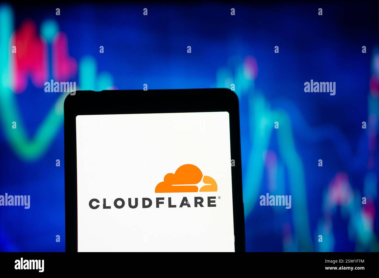 Dhaka, Bangladesh- 05 août 2024 : le logo Cloudflare est affiché sur le smartphone. Cloudflare est une société de technologie basée aux États-Unis offrant un site Web Banque D'Images