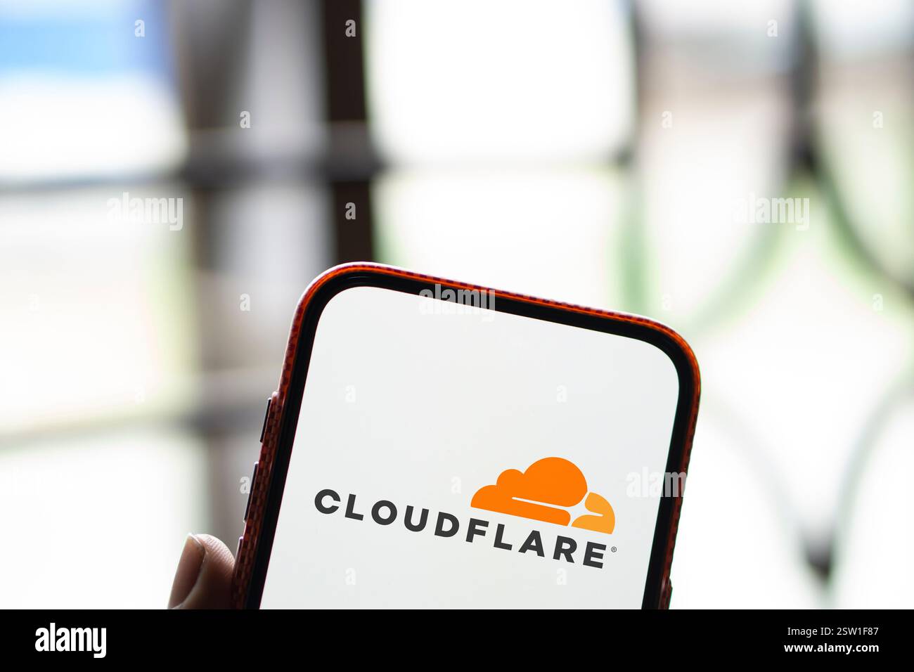 Dhaka, Bangladesh- 05 août 2024 : le logo Cloudflare est affiché sur le smartphone. Cloudflare est une société de technologie basée aux États-Unis offrant un site Web Banque D'Images
